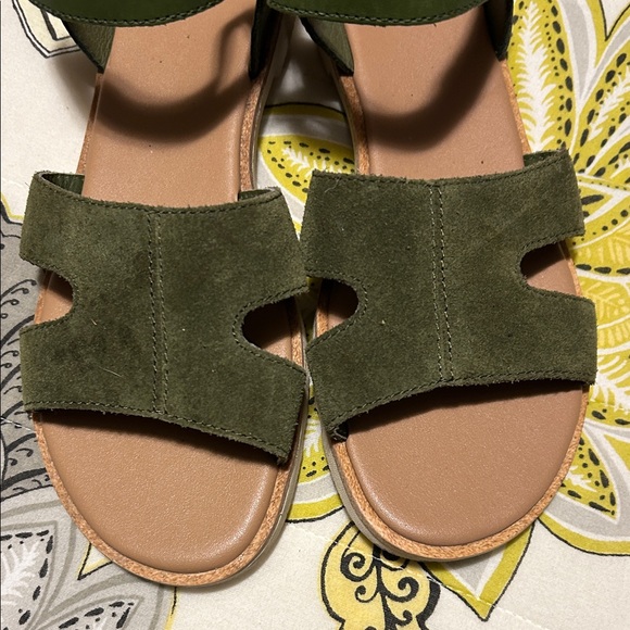 Sorel Olive Green Suede Strap Sandals size 6 Velcro - Picture 2 of 6